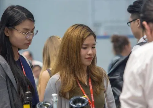 hero-image-girls-at-job-fair