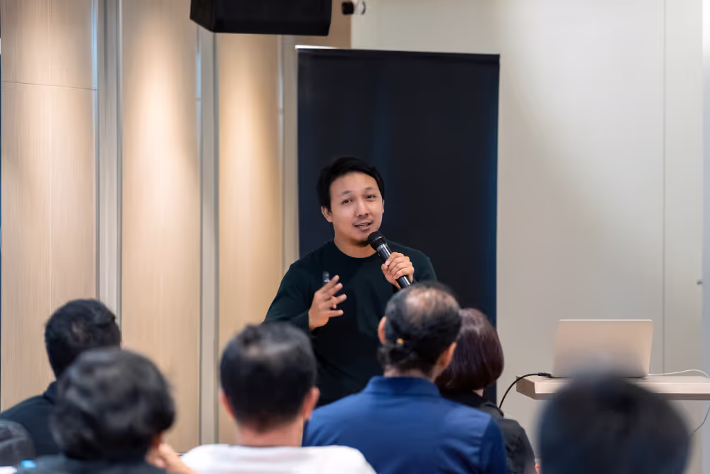 hero-image-speaker